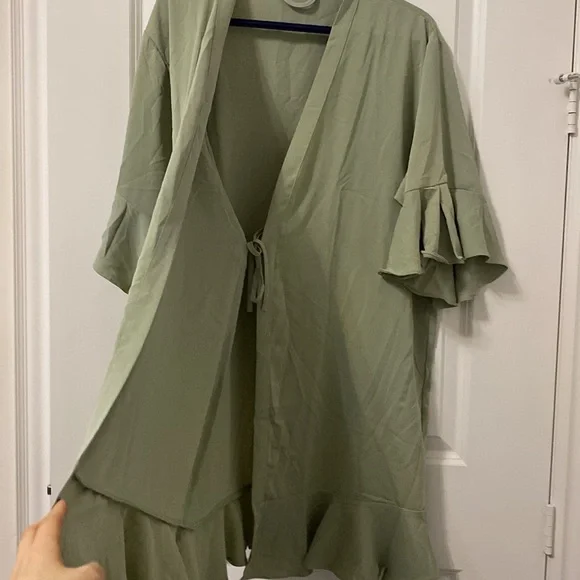 Flowy Green Robe - Picture 2 of 5